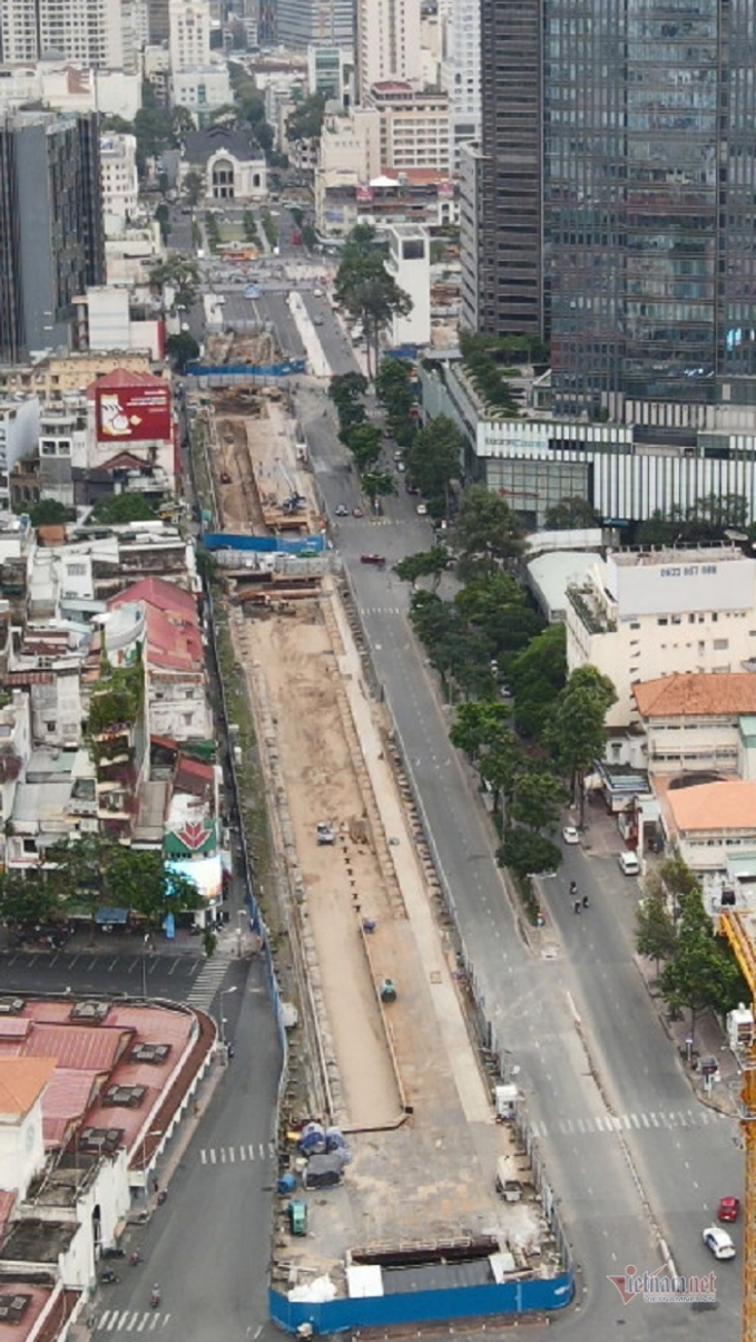 Hình ảnh đường Lê Lợi bị quây tôn, rào chắn để phục vụ dự án