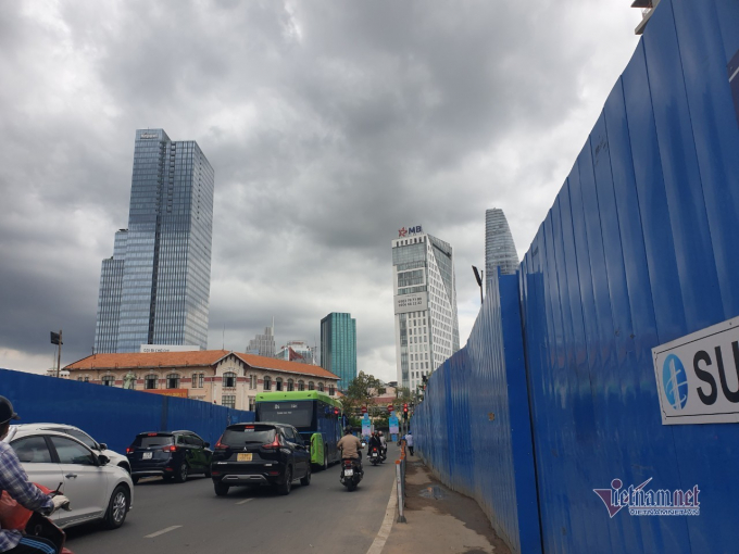 Xung quanh công trường thi công nhà ga metro là hệ thống hàng rào tôn, lô cốt dày đặc