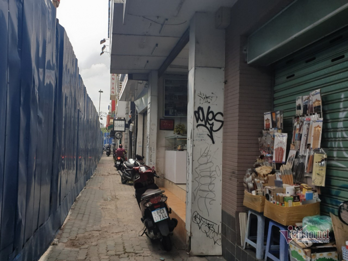 Những năm qua, rào chắn thi công nhà ga metro đã ảnh hưởng không nhỏ tới tình hình kinh doanh và giao thông của người dân
