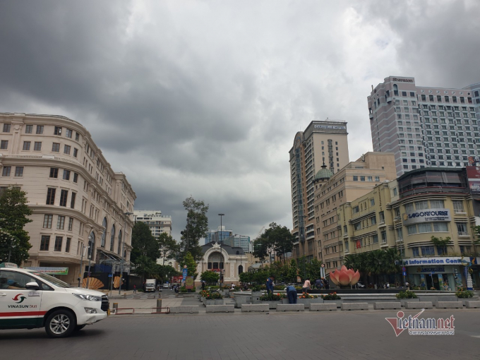 Giữa năm 2020, phần mặt bằng khác trên đường Lê Lợi, đoạn từ Đồng Khởi đến Nguyễn Huệ thuộc phạm vi thi công ga Nhà hát TP.HCM được bàn giao