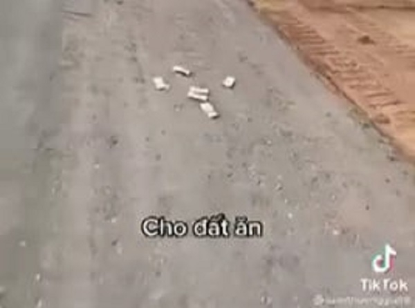 Các cọc tiền được ném xuống đất