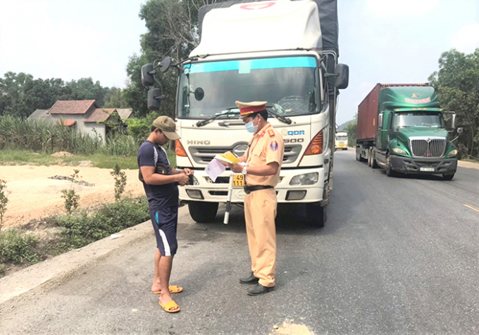 CSGT Công an tỉnh Thừa Thiên-Huế kiểm tra phương tiện vận tải trên tuyến QL1A.