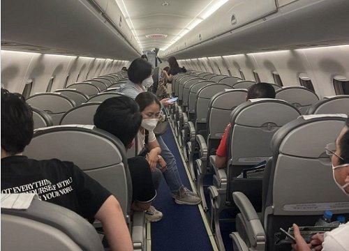 Hành khách trên chuyến bay bị delay từ Côn Đảo về TPHCM ngày 17.3. Ảnh chụp từ clip