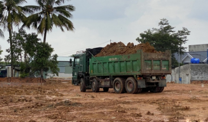 Xe ben chở đất