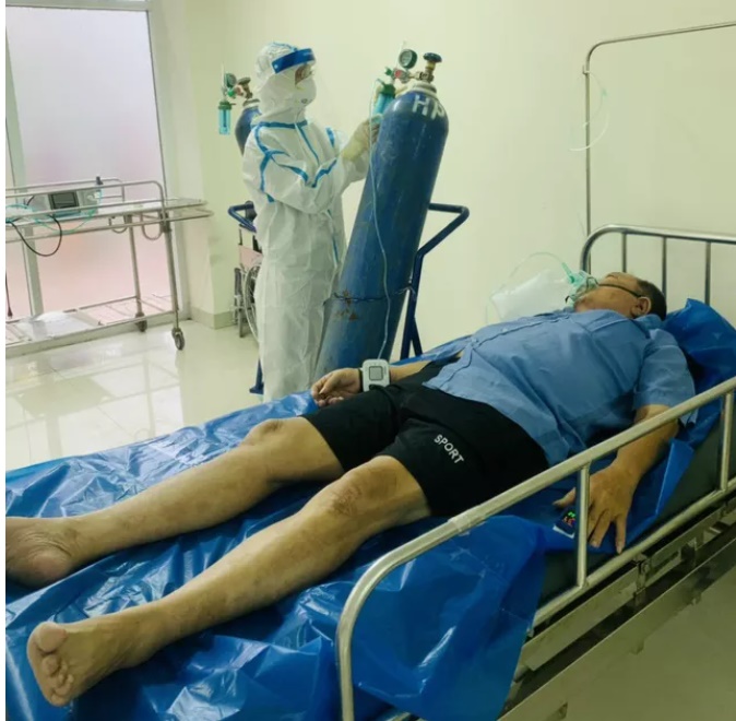 Nhà sư Nhuận Bình (người đứng) trong những ngày khốc liệt ở phòng cấp cứu bệnh nhân COVID-19