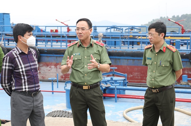 Thiếu tướng Phạm Thế Tùng, Giám đốc Công an tỉnh Nghệ An (đứng giữa) tới hiện trường chỉ đạo điều tra. Ảnh: Công an cung cấp