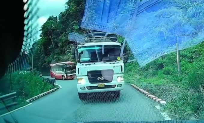 Nhiều cư dân mạng vô cùng bức xúc trước hành vi lái xe vượt ẩu và thái độ