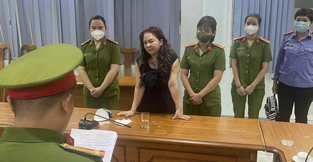 Bà Nguyễn Phương Hằng tại thời điểm cảnh sát tống đạt quyết định khởi tố bị can.