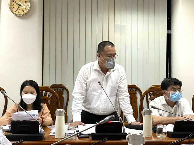 Ông Trần Ngọc Cẩm Tuấn, Giám đốc Văn phòng đăng ký đất đai tỉnh báo cáo về hiện trạng phân tách thửa tại trên địa bàn tỉnh.