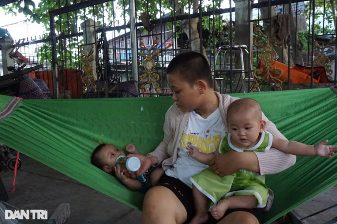 Mất chỗ dựa, 4 con người trở nên nheo nhóc, đáng thương (Ảnh: Nguyễn Cường).