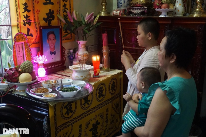 Ảnh thờ anh Như được chọn trong album ảnh cưới (Ảnh: Nguyễn Cường).