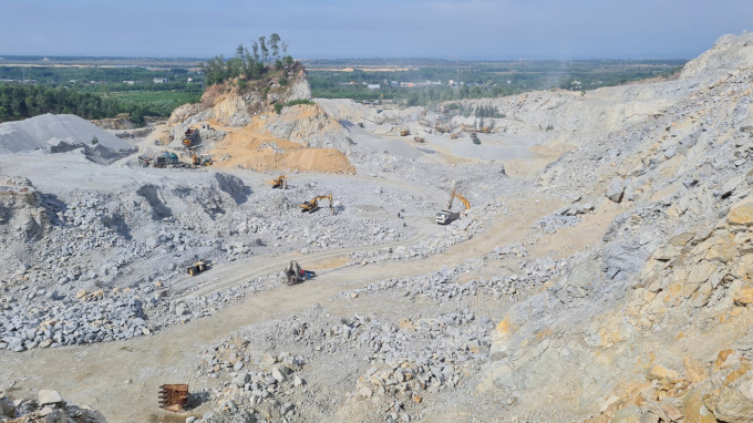 Mỏ đá Tây Hòa Vân do Công ty TNHH Rạng Đông khai thác.