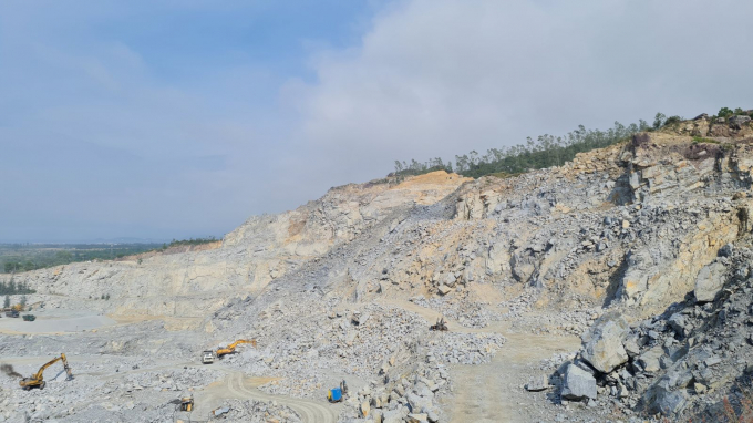 Tình trạng không phân tầng khai thác, không đảm bảo độ nghiêng khá phổ biến tại một số mỏ đá trên địa bàn xã Tam Nghĩa, H. Núi Thành.