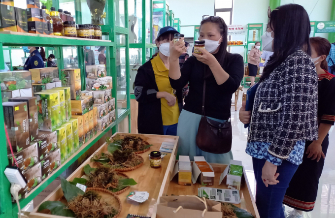 Người dân tham quan, mua sắm tại phiên chợ sâm Ngọc Linh và hàng nông sản do huyện Nam Trà My tổ chức.