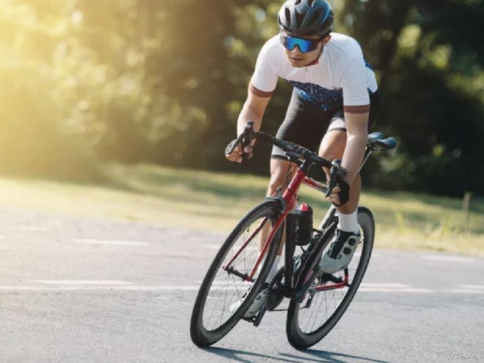 Đạp xe không chỉ giúp tăng cường cơ bắp ở chân mà còn cải thiện sức mạnh của phổi SHUTTERSTOCK