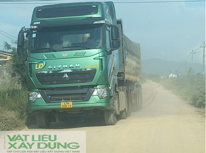 Xe vận chuyển vật liệu đang ngày ngày cày nát đường giao thông nông thôn