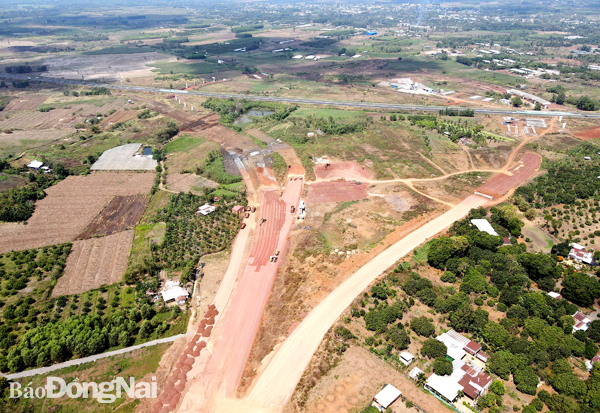 Khu vực thi công nút giao giữa đường cao tốc Phan Thiết - Dầu Giây và đường cao tốc TP.HCM - Long Thành - Dầu Giây hiện vẫn chưa hoàn tất công tác giải phóng mặt bằng. Ảnh: P.Tùng