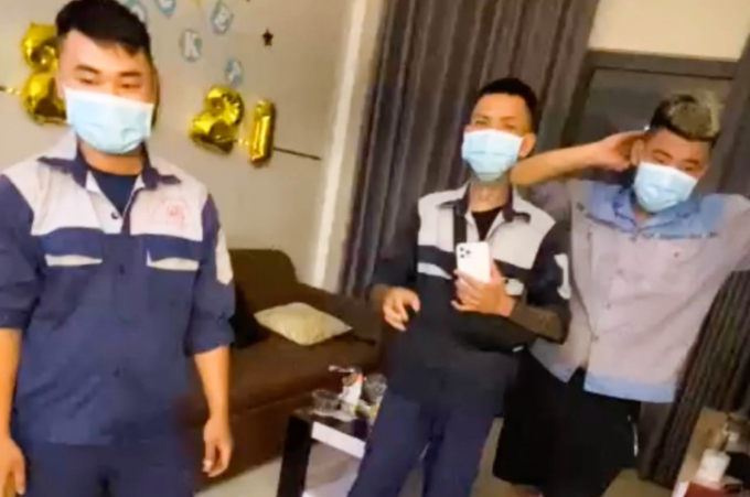Những nhân viên này lấy 4 triệu đồng của chủ nhà rồi mới rời đi. Ảnh: M.H.
