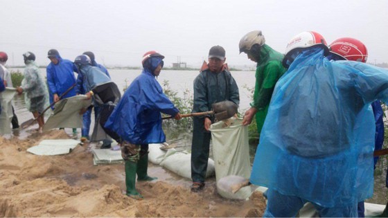 Người dân miền Trung khẩn cấp gia cố bờ bao để ứng phó đợt mưa lũ mới từ đêm 3 đến ngày 6-4