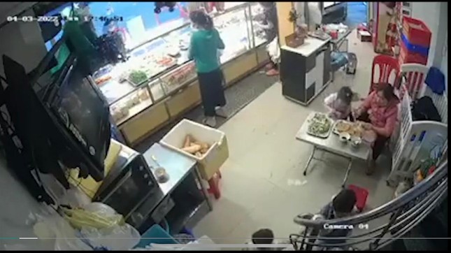 Theo camera tại tiệm bánh mì ghi lại, thời điểm gặp nạn bên trong tiệm có 6 người, có 3 trẻ em và 1 thực khách đứng mua.
