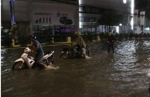 Quốc lộ 13 (đoạn qua TP Thuận An, tỉnh Bình Dương) cứ mưa lớn là ngập nặng, khiến việc đi lại của người dân gặp khó khăn .Ảnh: THẢO NGUYỄN