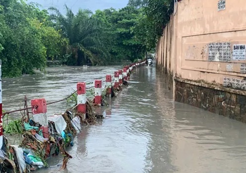 Khu vực cầu Bà Lúa (phường Long Bình Tân, TP Biên Hòa, tỉnh Đồng Nai) luôn chìm trong biển nước mỗi khi mưa xuống Ảnh: NGUYỄN TUẤN