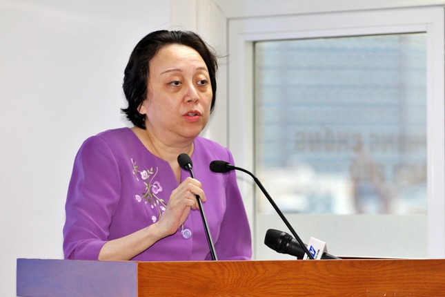 Bà Phạm Khánh Phong Lan cung cấp thông tin tại buổi họp báo chiều 4/4/2022