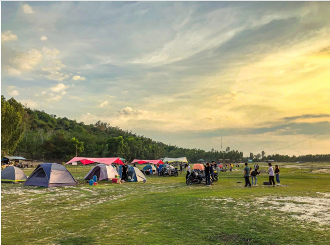Nhiều du khách muốn đi cắm trại gần TP.HCM thay vì du lịch xa. Ảnh: Cắm trại hồ Dầu Tiếng.