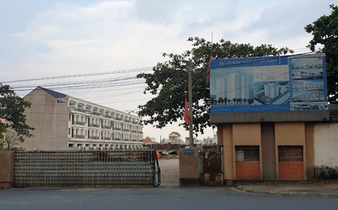 Sau gần 3 năm tạm dừng, dự án KDC Bình Đa đang trong quá trình tạm đóng cửa, im lìm. (Ảnh: Tiểu Thuý)