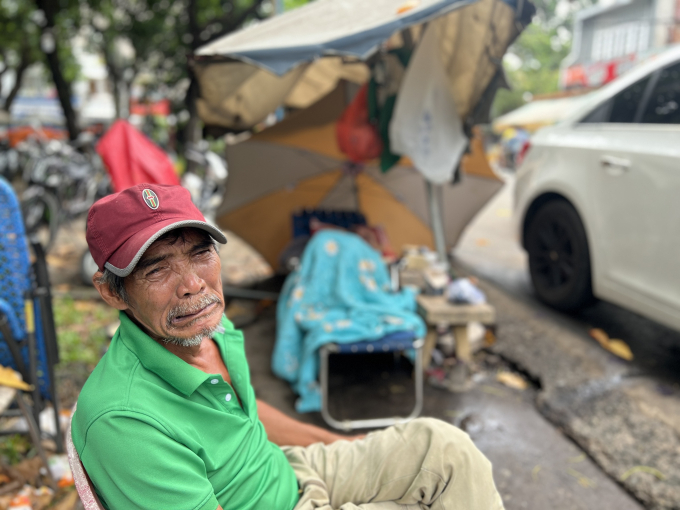 Điều ông Phước mong mỏi nhất lúc này là có một nơi để gửi vợ vào tránh nắng tránh mưa VŨ PHƯỢNG