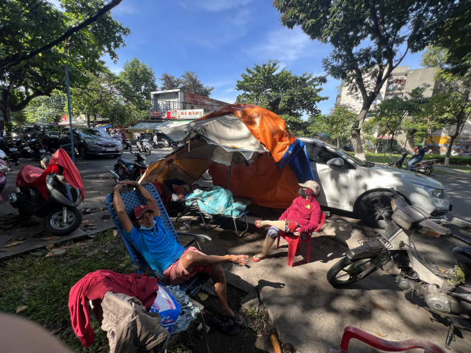 Ông Phước chọn góc công viên nơi ông đậu xe chờ khách suốt mấy chục năm trời là nơi xếp tạm chiếc ghế để vợ năm VŨ PHƯỢNG
