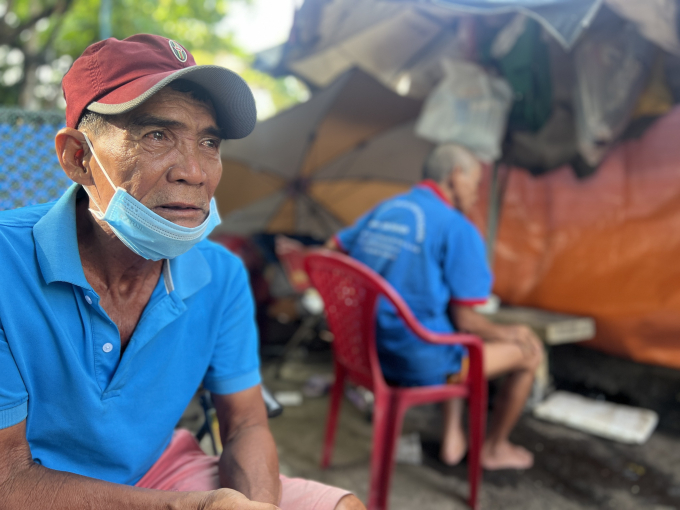 Ông Phước lo một ngày ra đi trước thì không biết người vợ đau bệnh ở lại sẽ thế nào VŨ PHƯỢNG