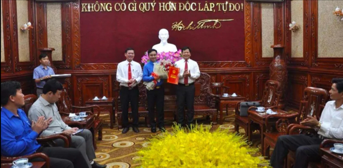 Phó Chủ tịch UBND tỉnh Trần Văn Mi (bên phải) trao quyết định bổ nhiệm Giám đốc Trung tâm Xúc tiến đầu tư thương mại và du lịch tỉnh đối với anh Trần Quốc Duy.