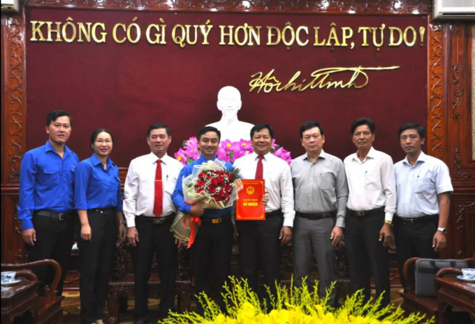 Lãnh đạo tỉnh và các sở, ngành, đơn vị tặng hoa chúc mừng và chụp hình lưu niệm với tân Giám đốc Trung tâm Xúc tiến đầu tư , thương mại và du lịch tỉnh Trần Quốc Duy.