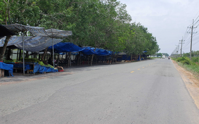 Dự án nằm ở mặt tiền đường 25B, hiện phía trước vẫn còn một ít cao su LÊ LÂM