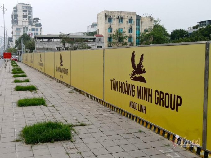 Xung quanh khu đất 161 Yên Phụ (Tây Hồ, Hà Nội) xuất hiện loạt hàng rào mới, ghi tên Tân Hoàng Minh - Ngọc Linh