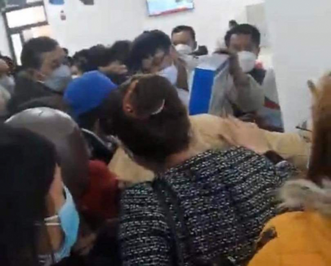 Những hình ảnh chen chúc, đông nghịt người đến UBND huyện Hòa Vang để xin làm thủ tục mua bán đất đai gây ảnh hưởng đến ANTT trên địa bàn.