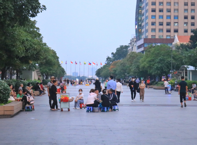 Theo chị Nhã, các xe cá viên bán trên phố đi bộ Nguyễn Huệ đều bán với mức giá tương tự A.B