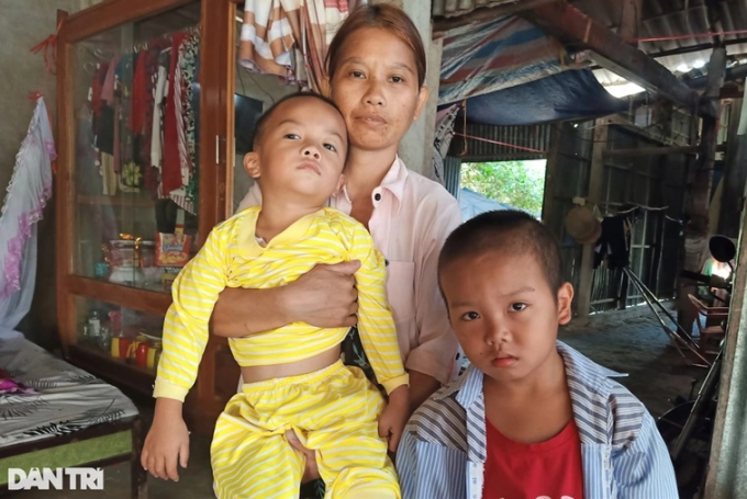 Chị Nguyễn Thị Lùng và 2 đứa con thơ bất hạnh đang sống trong cảnh hết sức khó khăn (Ảnh: Huỳnh Hải).