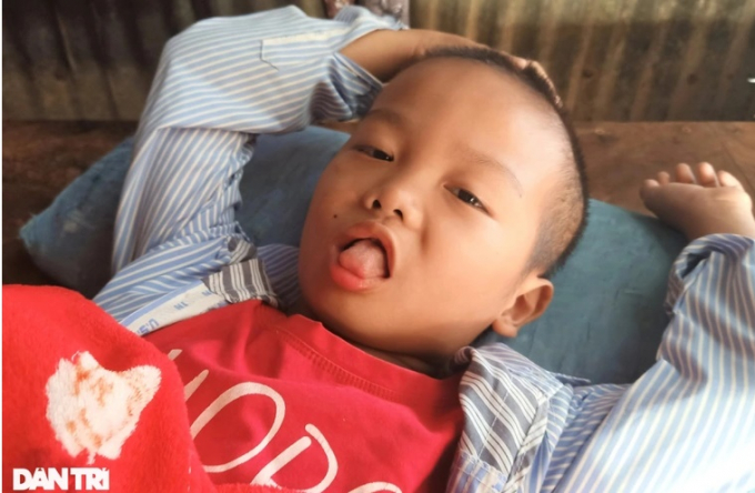 ...nhưng cháu vẫn chưa thể nói chuyện dù đã 7 tuổi (Ảnh: Huỳnh Hải).