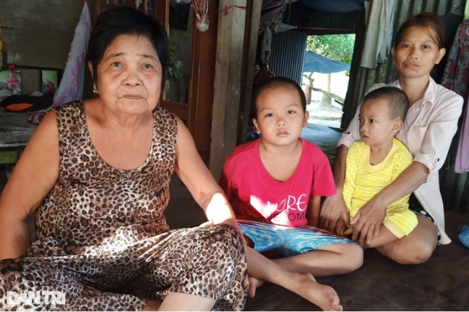 Hai cháu Tấn Đạt, Tấn Phát đang sống với ngoại già yếu, mẹ khờ khạo trong cảnh khốn cùng. Rất mong sự sẻ chia của cộng đồng để gia đình có điều kiện trị bệnh cho các cháu (Ảnh: Huỳnh Hải).