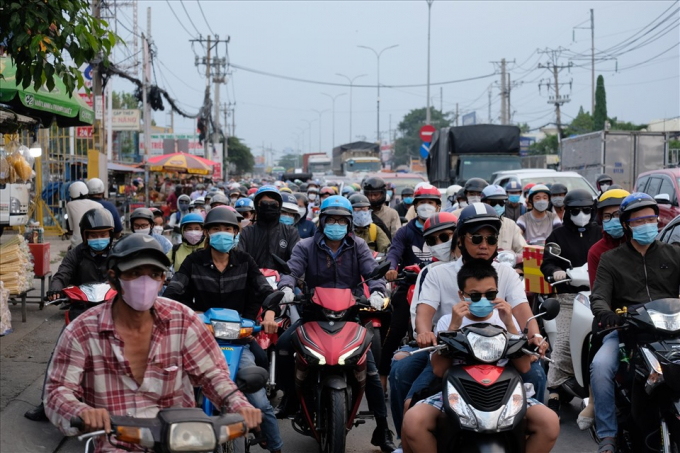 Theo ghi nhận của Lao Động vào chiều tối ngày 11.4, sau 3 ngày nghỉ lễ Giỗ tổ Hùng Vương, người dân từ các tỉnh miền Tây đổ về TPHCM ngày càng đông. Đường vào TPHCM từ cửa ngõ phía Tây trở nên đông đúc, chật cứng cả người và xe cộ.