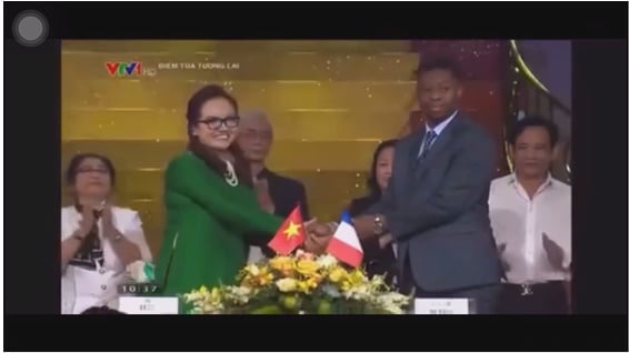 Hình ảnh ký kết hợp tác của doanh nghiệp dược phẩm Hoàng Hường với đối tác nước ngoài dưới sự chứng kiến của một số diễn viên nổi tiếng được đưa trên bản tin của VTV - Ảnh: T.ĐIỂU chụp màn hình