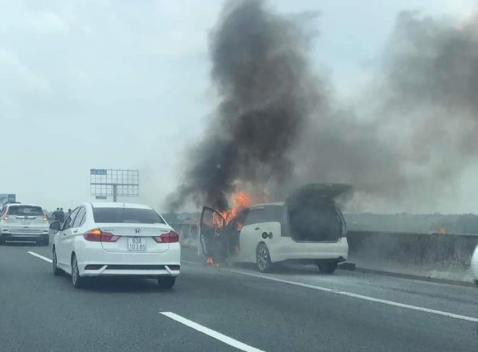 Hiện trường vụ ô tô bị cháy trên cao tốc TPHCM - Trung Lương.