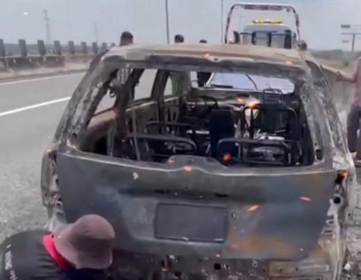 Ôtô bị cháy trơ khung trên cao tốc TPHCM - Trung Lương.