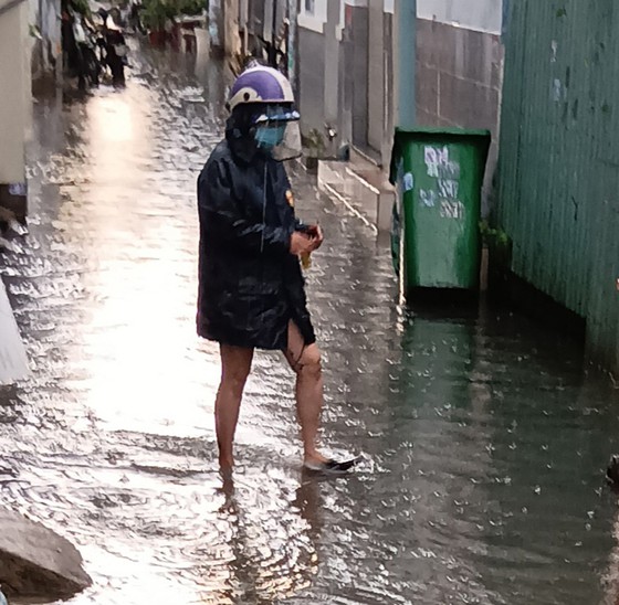 Chỉ một cơn mưa nhỏ, hẻm 28 đường Tam Bình, phường Hiệp Bình Chánh, TP Thủ Đức, TPHCM bị ngập nước lênh láng. Ảnh: VĂN THƯỞNG