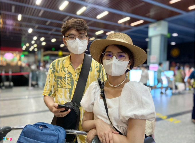 Mai Khanh cùng chồng chờ taxi tại sân bay Tân Sơn Nhất đêm 11/4. Ảnh: Thư Trần