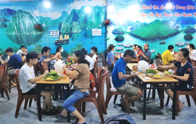 Cuối tuần là thời điểm khách đông đúc, quán bán hàng ngàn cái CAO AN BIÊN