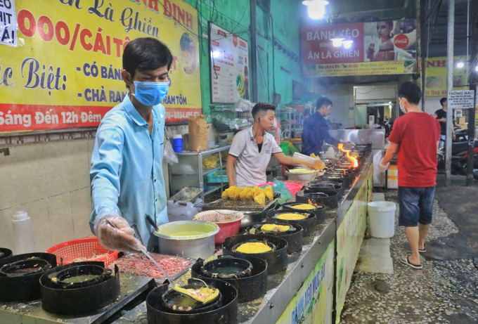 Quán bánh xèo có gần 30 bếp được đổ bánh liên tục CAO AN BIÊN