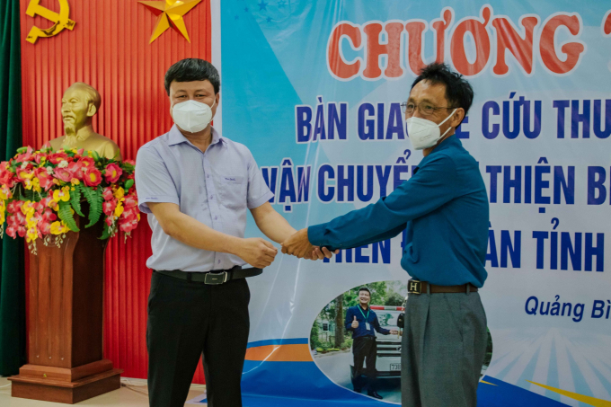 Ông Thông (phải) nhận lại chìa khóa xe từ bác sĩ Nguyễn Xuân Thành. BÁ CƯỜNG